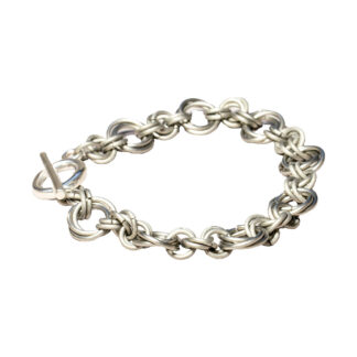 armband av titanringar