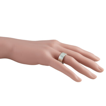 blästrad silverring på hand