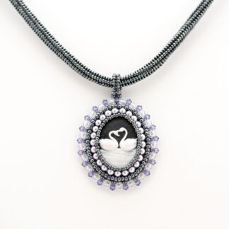 halsband cabochon med svanar