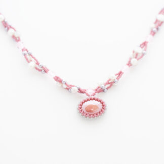 halsband med cabochon pastell