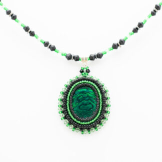 halsband med grön cabochon july