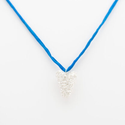 halsband med hänge av finsilver blue heart