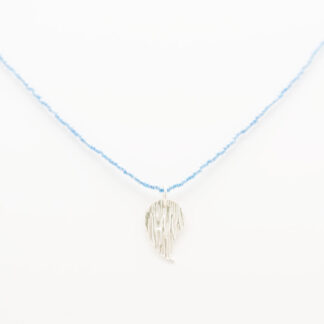halsband med mönstrat silverhänge vingen
