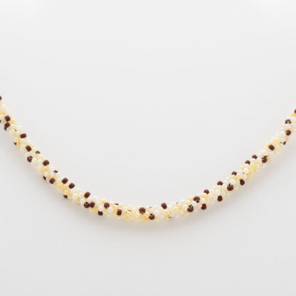 pärlhalsband av seedbeads