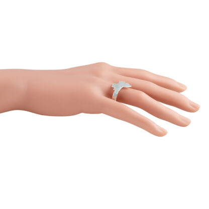 silverring med fjäril på hand