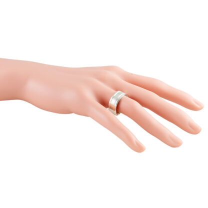 sterlingsilverring på hand