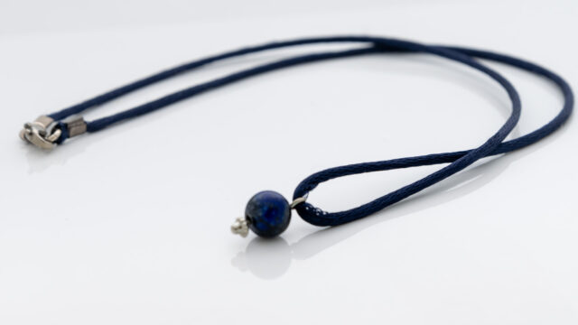blått halsband med lapis lazuli