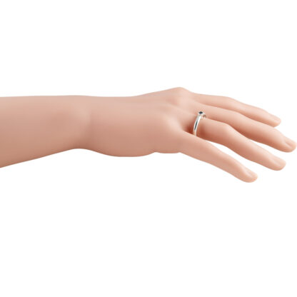 Silverring med cubic zirkonia på hand