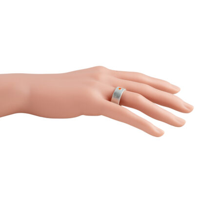 blästrad ring med cubic zirkonia på hand