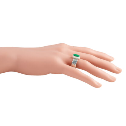 silverring med grön pärla på hand