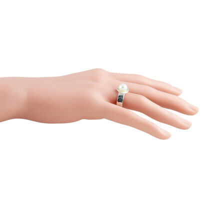 silverring med sötvattenspärla på hand